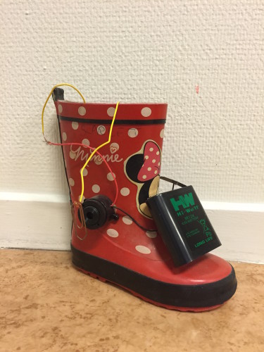 vilken snilleblixt! här tjuter det högt om man har glömt raggsockarna till gummistövlarna!